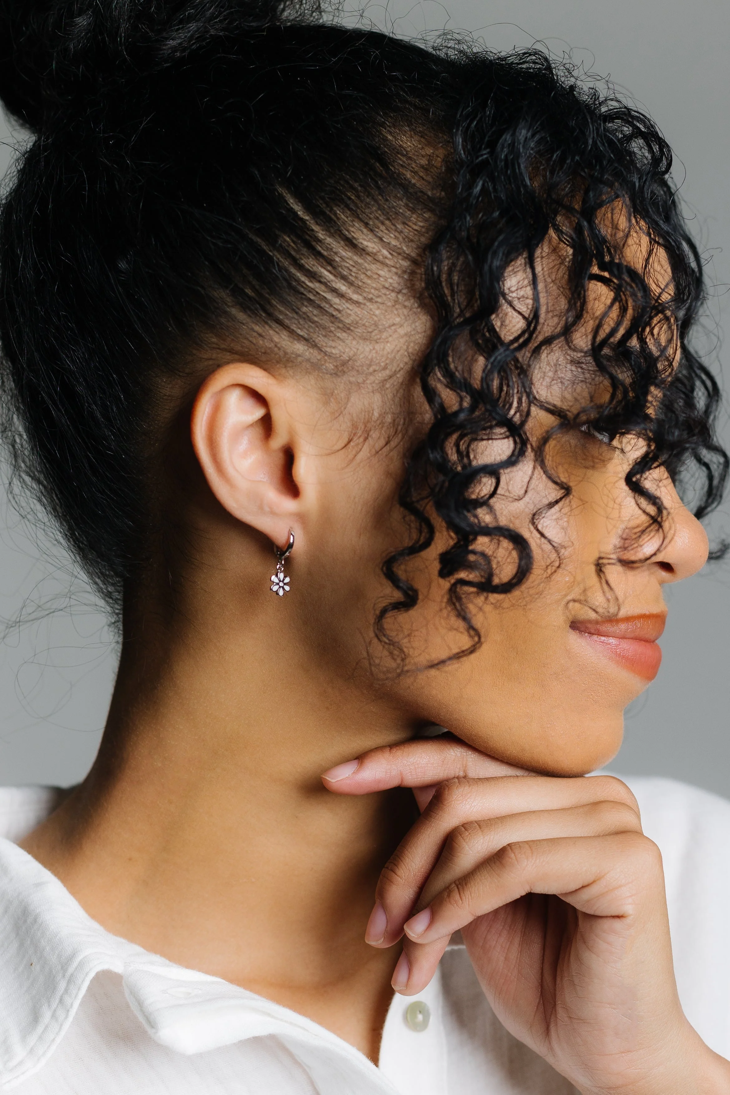 Cove Dainty Daisy Earrings - Image 4
